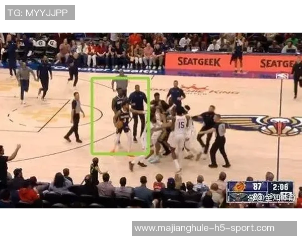 拳击赛现场火药味十足马威与老六激烈对抗被驱逐引发热议 拳击赛现场火药味十足马威与老六激烈对抗被驱逐引发热议